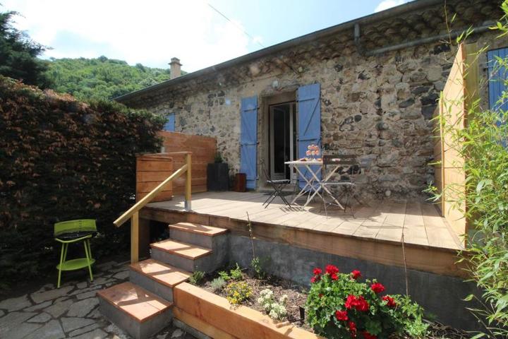 Terrasse avec barbecue et jardin