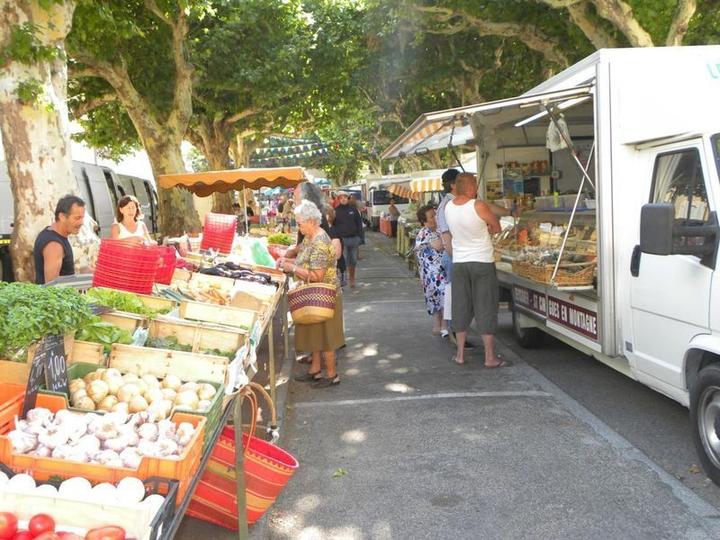 Les marchés d'été avec l'ensemble de produits locaux, fruits, légumes, salaisons, fromages