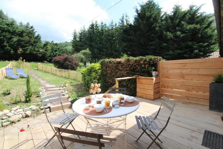 Terrasse avec barbecue et jardin